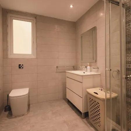 Bright 3br Getaway Spacious Airy & Family-friendly Apartman Sannat